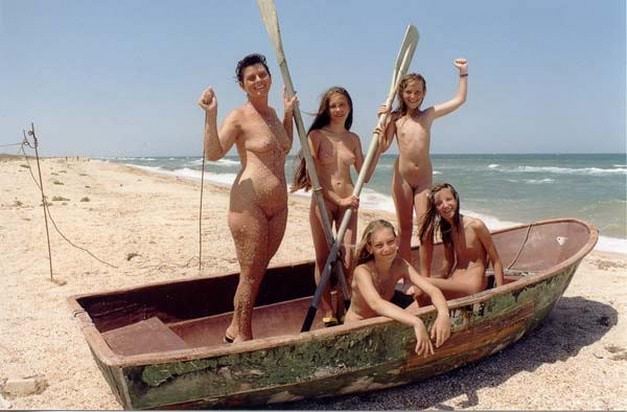 Naturism and nudism in the sea, family nudists [Naturism Archiv]