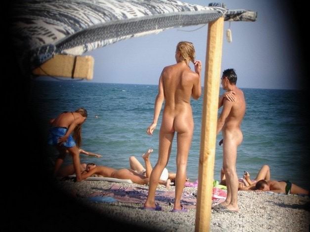 Spying for nudists on the beach video [Naturism Archiv]