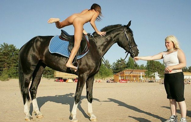 Horseback riding adult and young naturists video [Naturism Archiv]