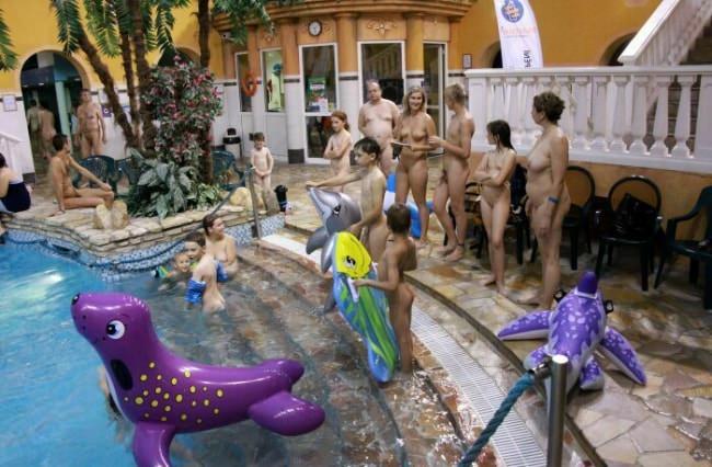 Naturism nudism in the pool family nudism new photos [Naturism Archiv]