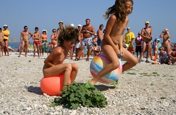 Young nudists naturists sea photo pure world [Naturism Archiv]