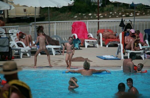 British family nudism in the pool photo [Naturism Archiv]